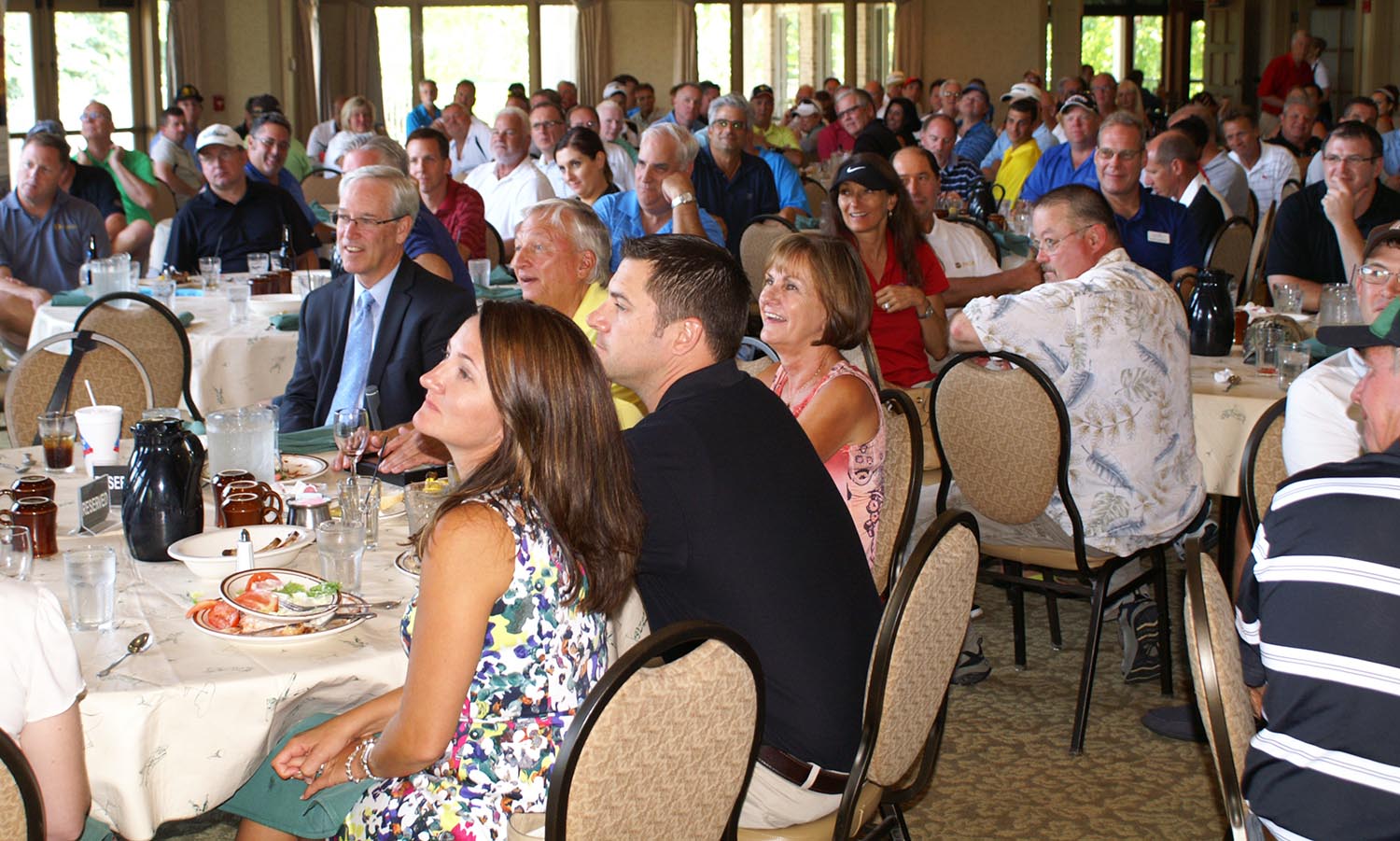 KONICA MINOLTA DIGITAL CAMERA lunch-crowd